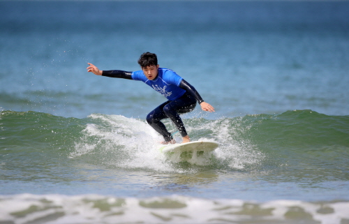 태안 만리포, 서핑 천국으로 각광 ‘서핑객 두 배 증가!’
